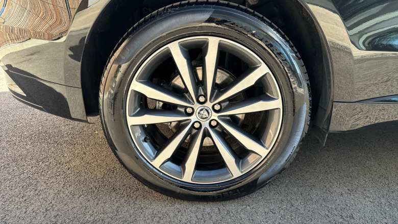 Jaguar F-Pace 2.0 D200 R-Dynamic SE Black 5dr Auto AWD Diesel Estate